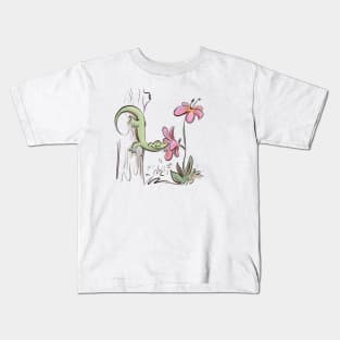 Gecko smelling flowers Kids T-Shirt